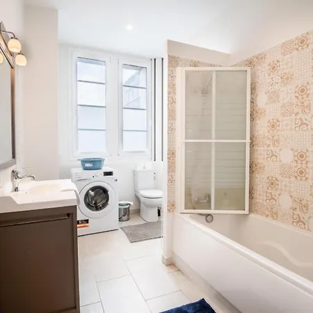 Modern Near Vieux * Tours